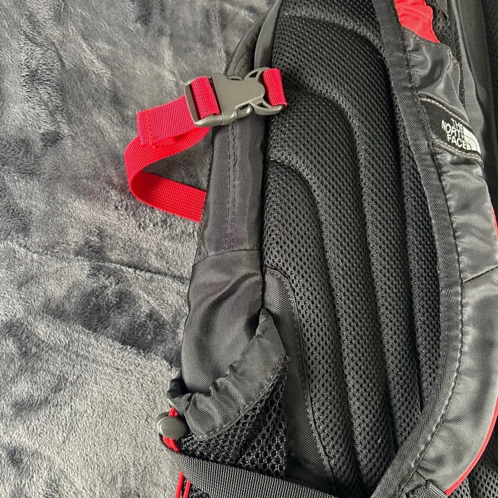 The North Face Recon Backpack Unisex OS Black Red Mesh Front Stash Pocket